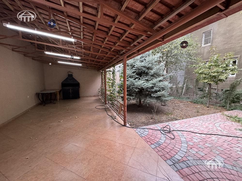 House · 5 rooms · 242 m² · Kentron