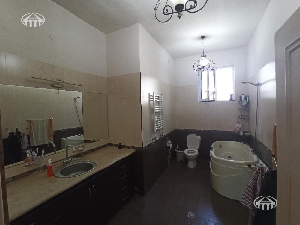 House · 8 rooms · 459 m² · Nor Nork