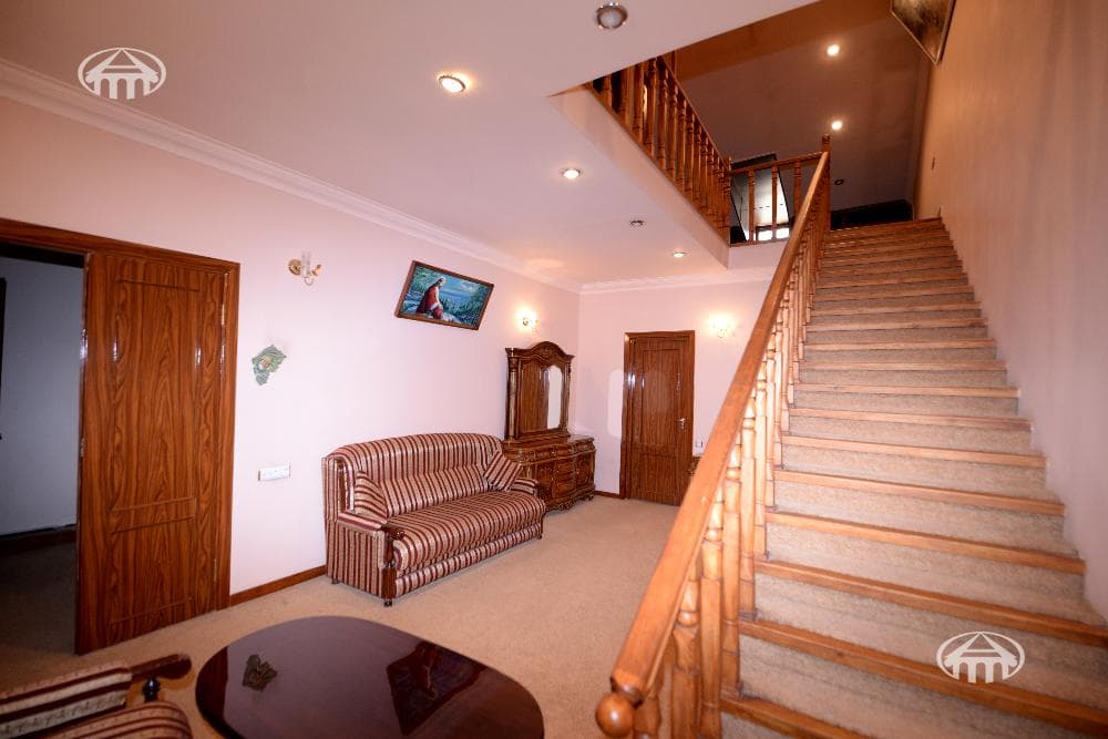 Սեփական տուն · 4 սեն. · 285 մ² · Էրեբունի