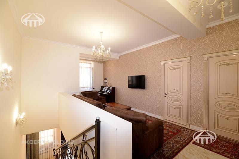 Mansion · 5 rooms · 290 m² · Avan