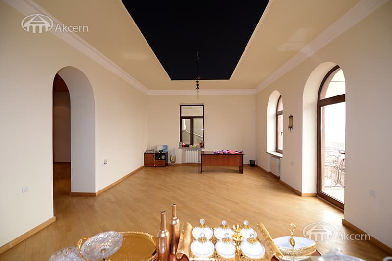 Mansion · 6 rooms · 347 m² · Kentron