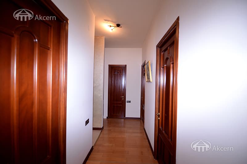 Квартира · 4 комн. · 186 м² · Кентрон