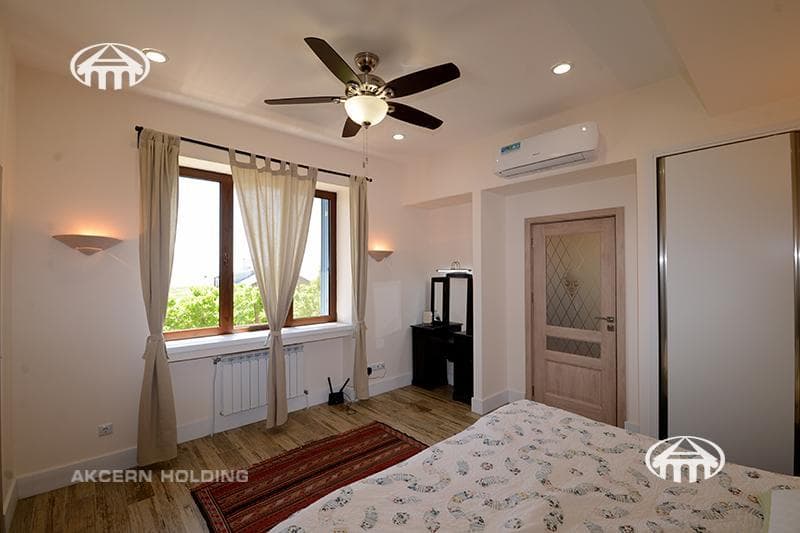 Mansion · 4 rooms · 244 m² · Saghmosavan