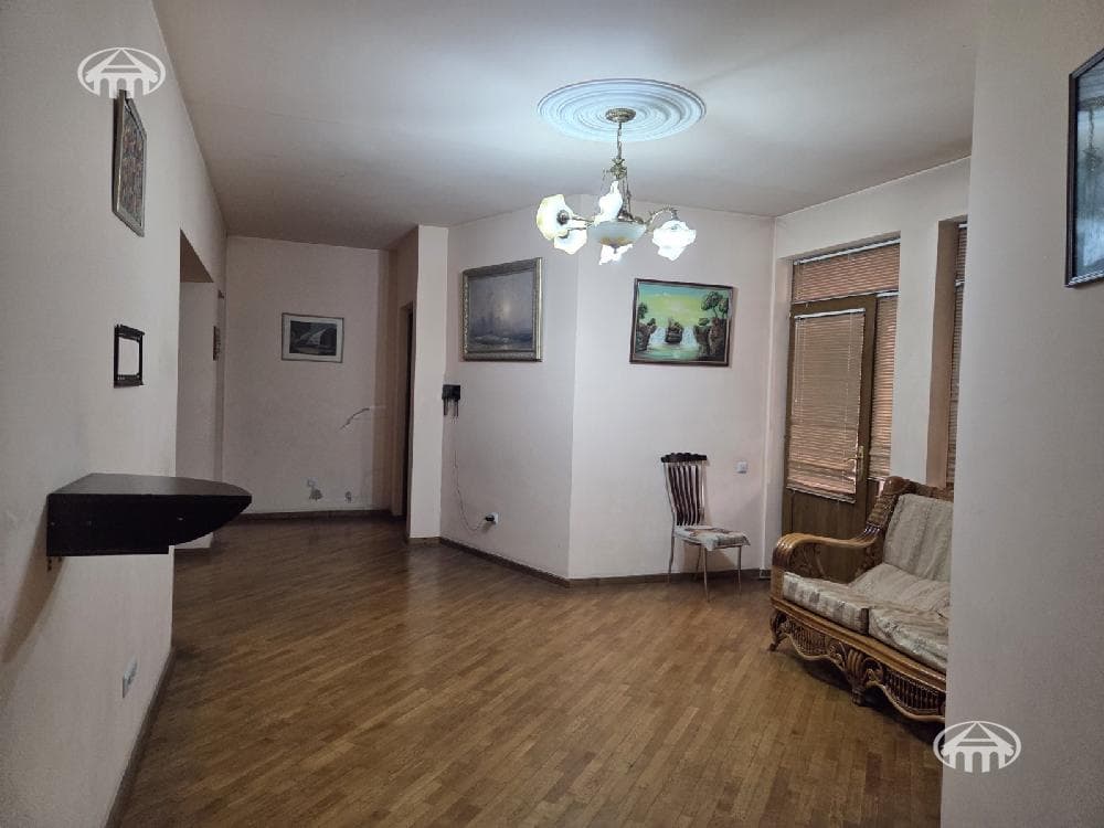 House · 6 rooms · 865 m² · Arabkir