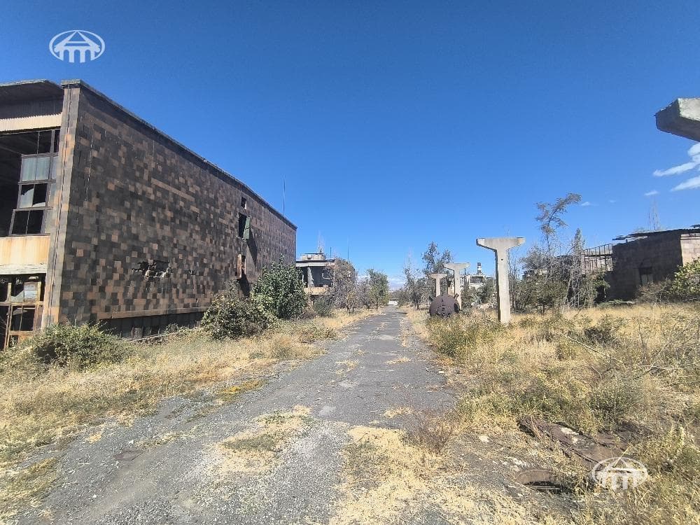 Land · 100,000 m² · Erebuni