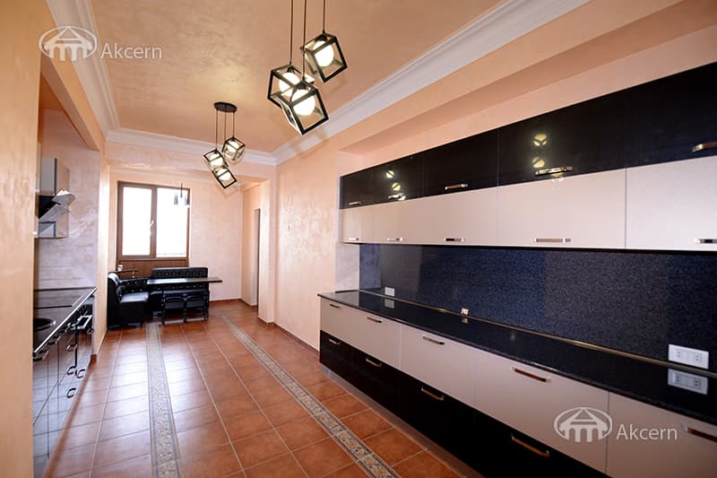 Apartment · 4 rooms · 240 m² · Kentron