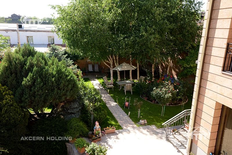 House · 5 rooms · 678 m² · Kentron