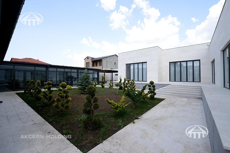 Mansion · 6 rooms · 334 m² · v. Arinj