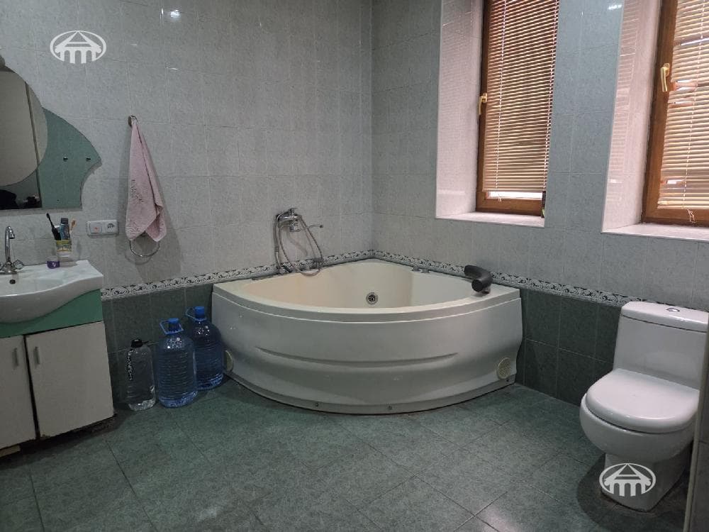 House · 6 rooms · 865 m² · Arabkir