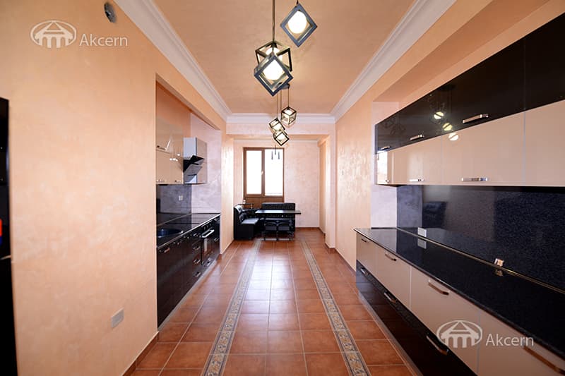 Apartment · 4 rooms · 240 m² · Kentron