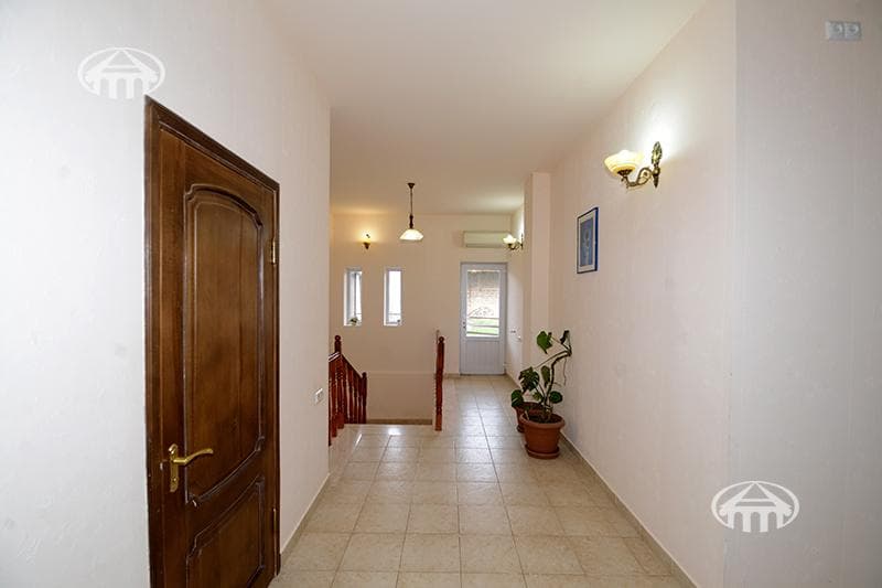 House · 6 rooms · 273 m² · Arabkir