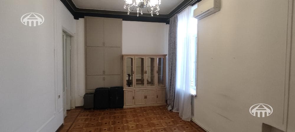 Առանձնատուն · 6 սեն. · 180 մ² · Կենտրոն