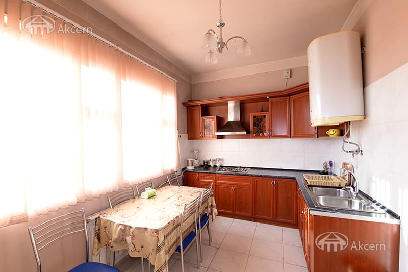 House · 7 rooms · 460 m² · Kentron