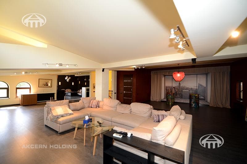 House · 5 rooms · 678 m² · Kentron