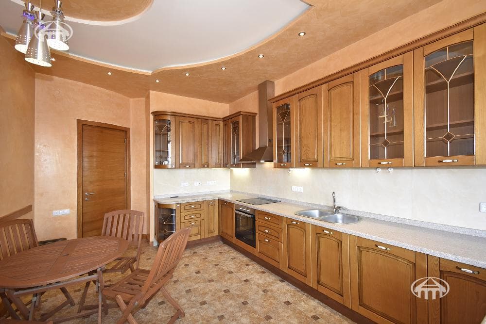 Квартира · 4 комн. · 181 м² · Кентрон