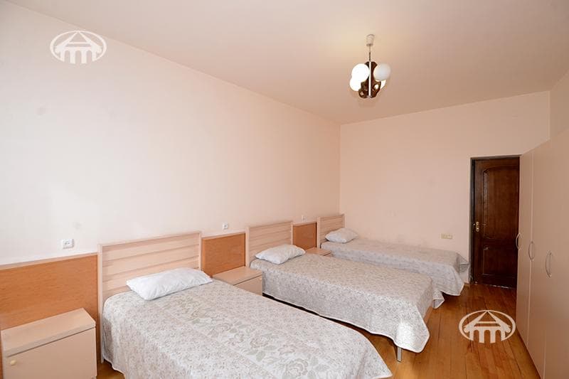 House · 6 rooms · 273 m² · Arabkir