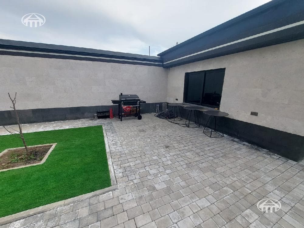 Особняк · 5 комн. · 370 м² · Аджапняк