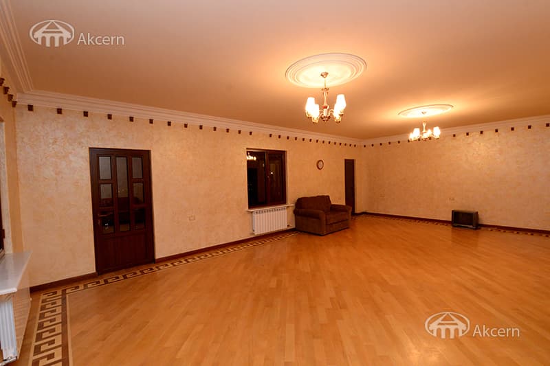 Առանձնատուն · 7 սեն. · 680 մ² · Կենտրոն