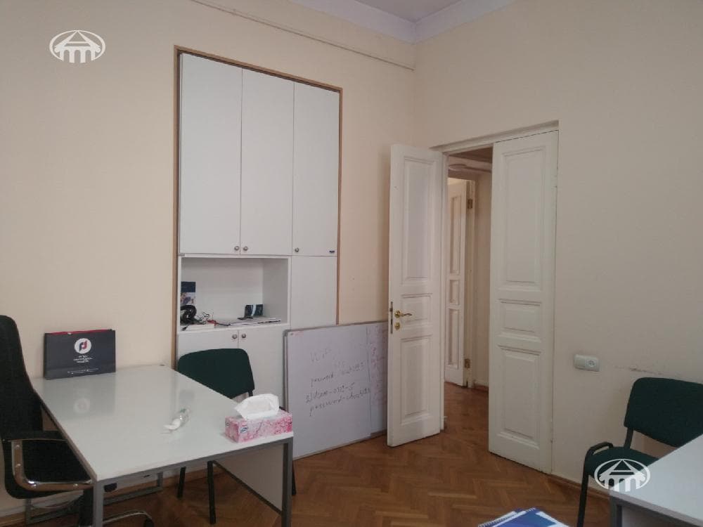 Գրասենյակ · 218 մ² · Կենտրոն