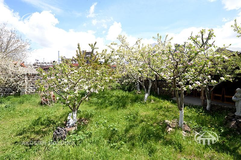 Land · 500 m² · Garni