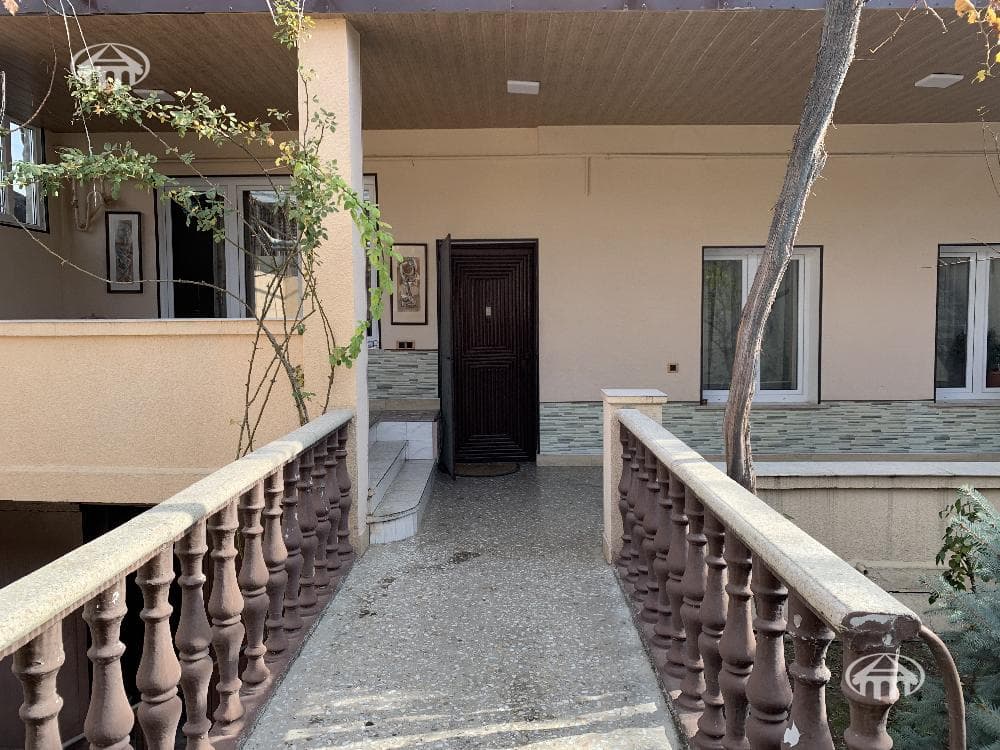 House · 4 rooms · 256 m² · Ajapnyak