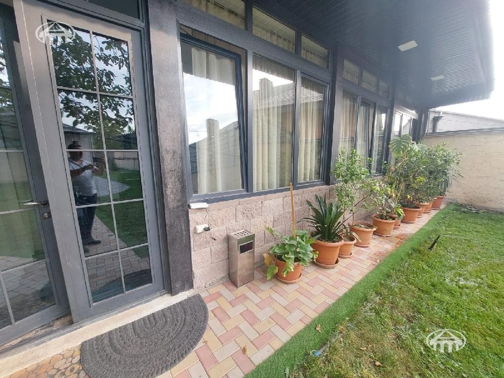 Mansion · 5 rooms · 150 m² · v. Arinj