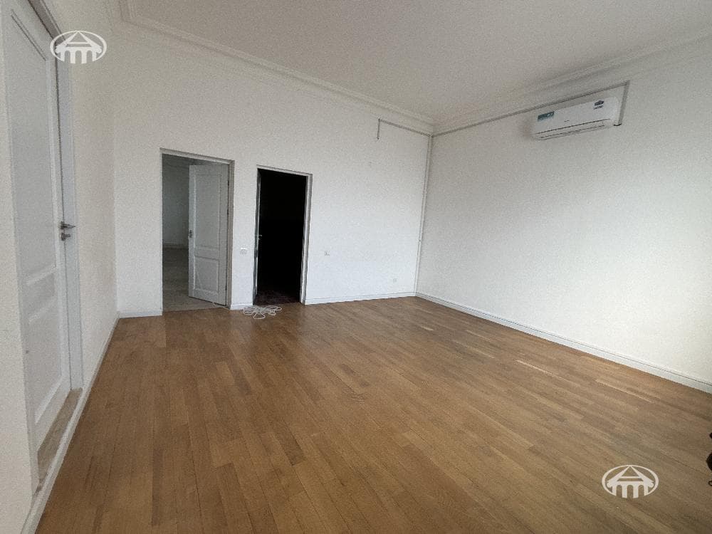 Hotel · 9 rooms · 956 m² · Kentron