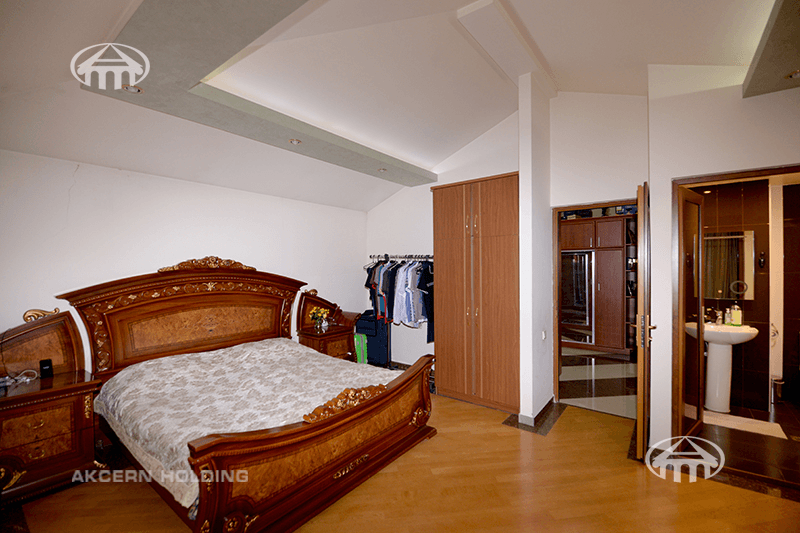 Apartment · 5 rooms · 210 m² · Kentron