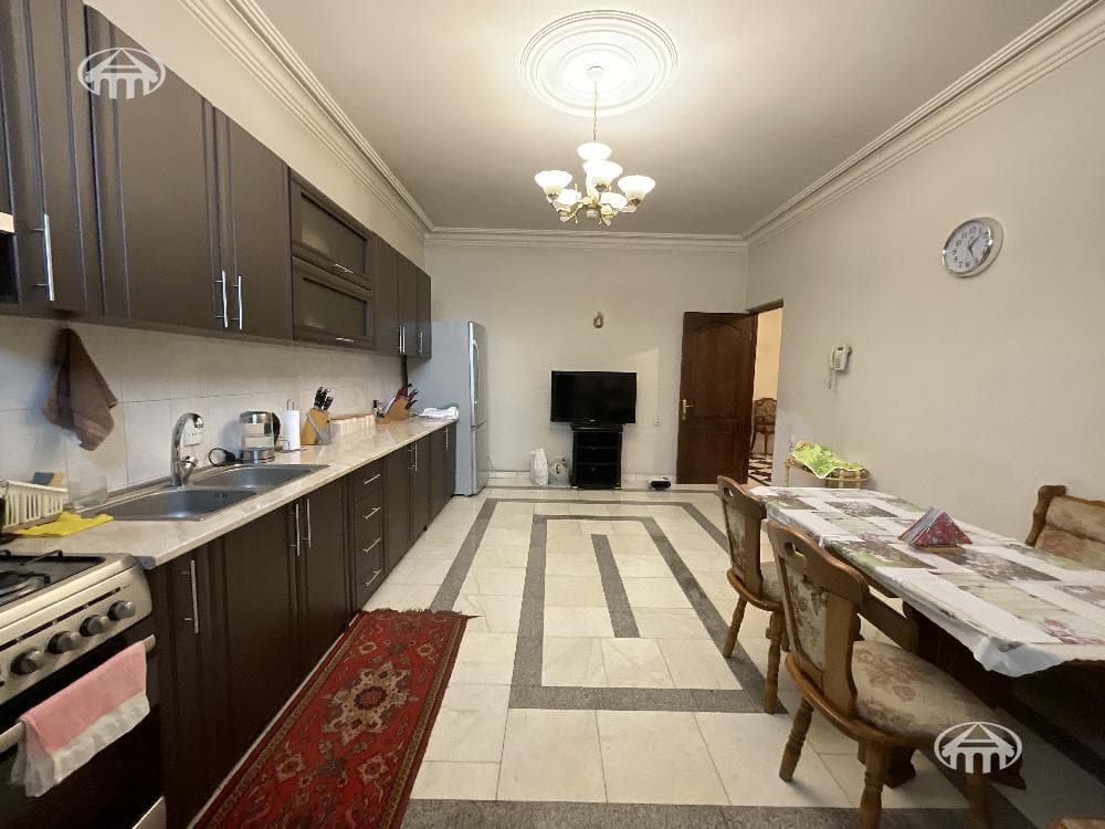 Առանձնատուն · 6 սեն. · 279 մ² · Կենտրոն