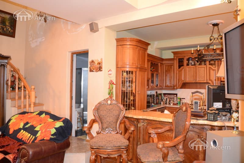 House · 5 rooms · 228 m² · Kentron