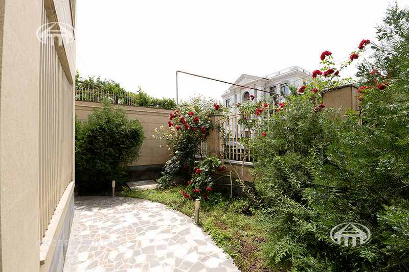 Mansion · 7 rooms · 243 m² · Kentron