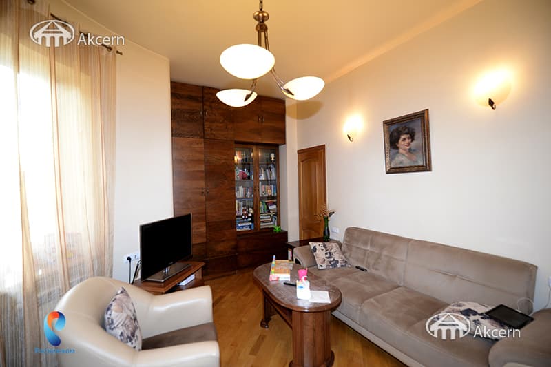 House · 6 rooms · 280 m² · Arabkir