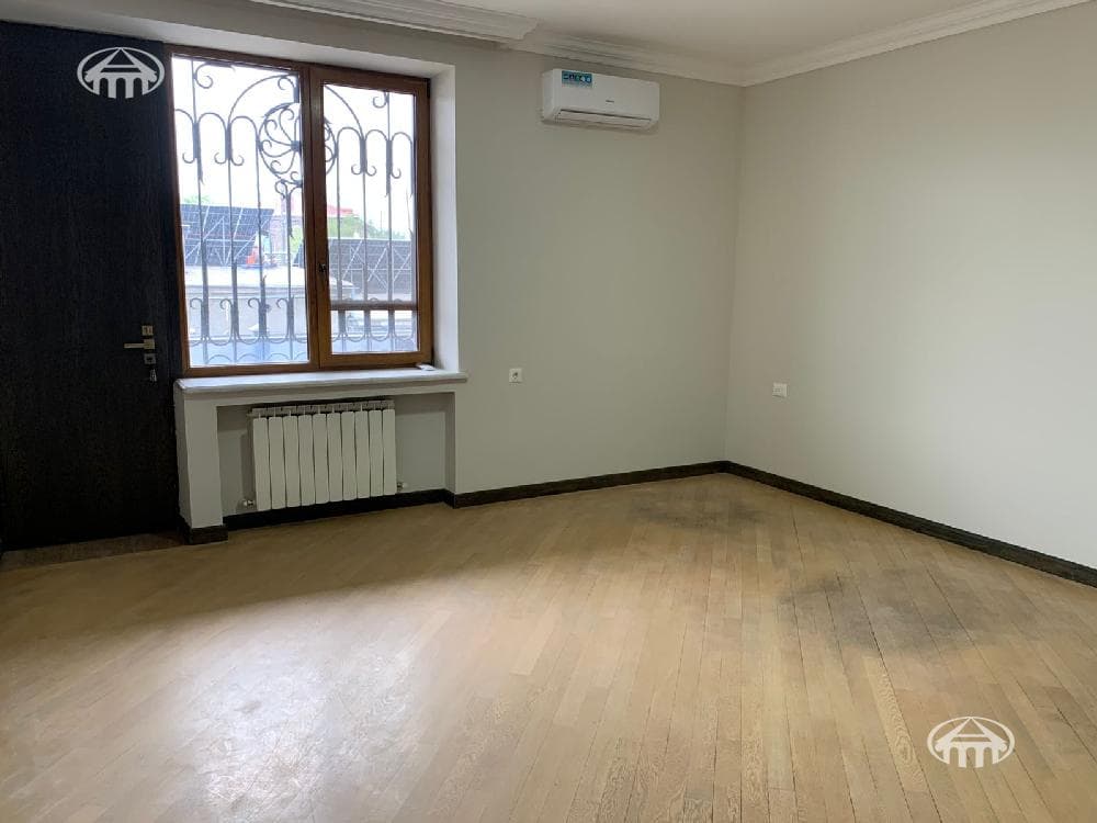 House · 6 rooms · 537 m² · Kentron