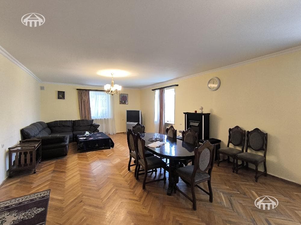 Особняк · 375 м² · Птгни