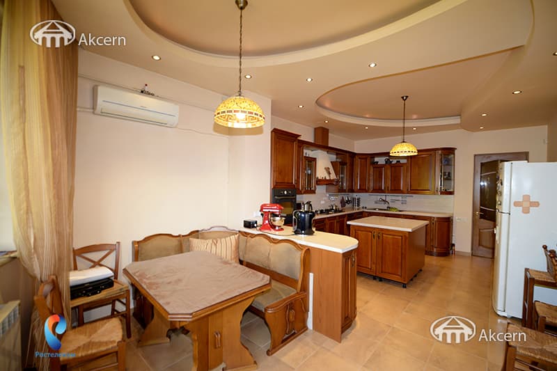 House · 6 rooms · 280 m² · Arabkir