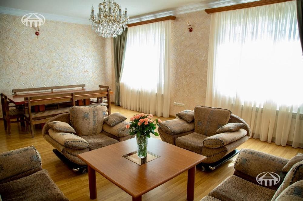 Особняк · 423 м² · Птгни