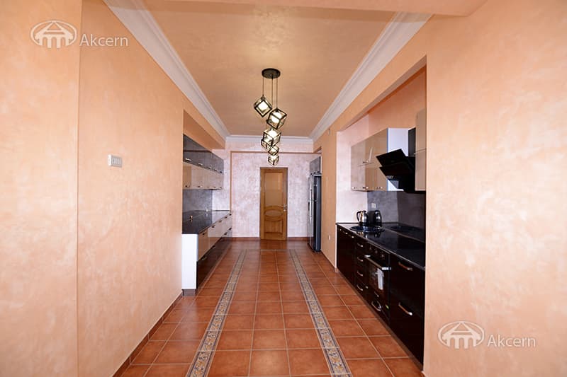 Apartment · 4 rooms · 240 m² · Kentron