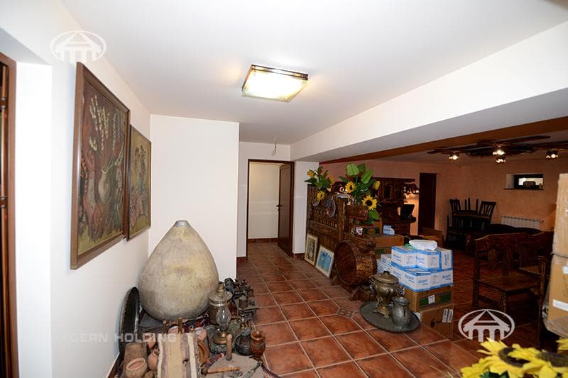 House · 5 rooms · 678 m² · Kentron