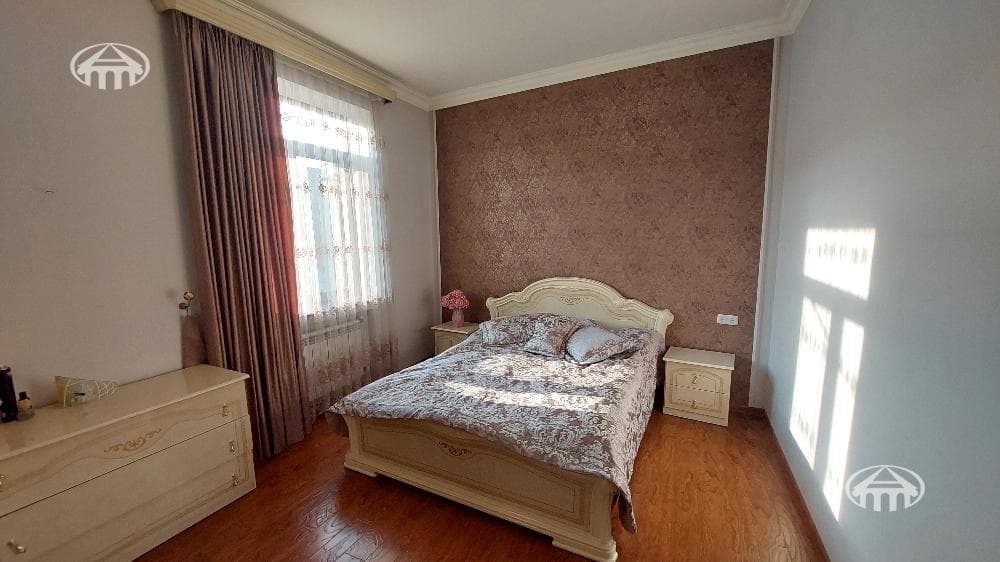 House · 6 rooms · 345 m² · Kanaker-Zeytun