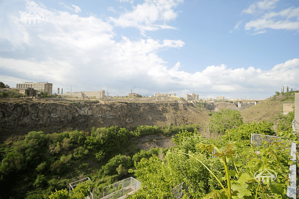 House · 8 rooms · 675 m² · Arabkir