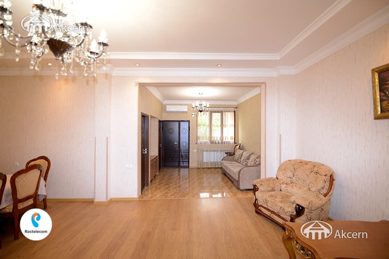 House · 4 rooms · 177 m² · Kentron