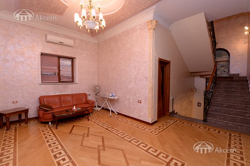 Առանձնատուն · 7 սեն. · 680 մ² · Կենտրոն