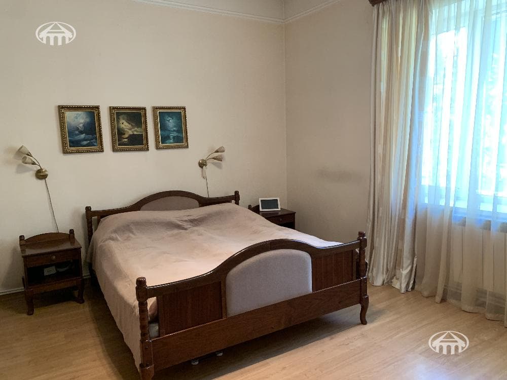 House · 3 rooms · 316 m² · Kentron