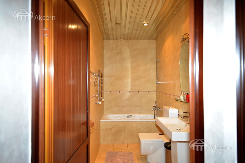House · 6 rooms · 425 m² · Arabkir