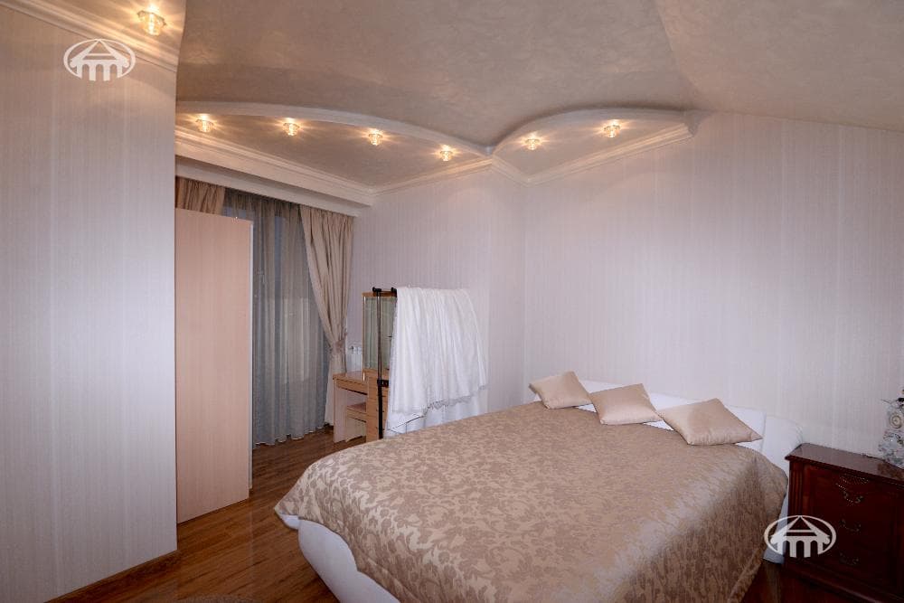Квартира · 5 комн. · 300 м² · Кентрон