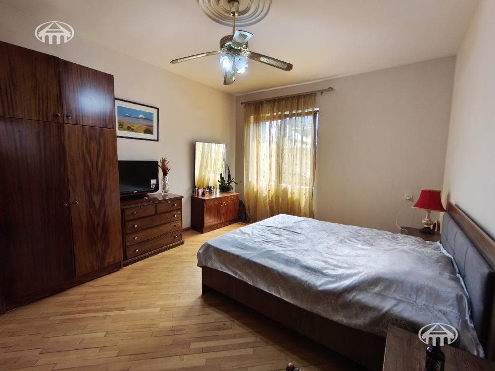 House · 6 rooms · 413 m² · Shengavit