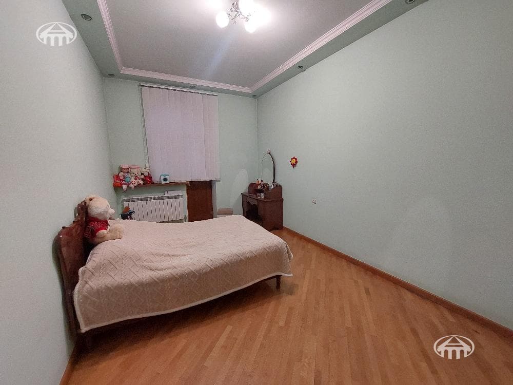House · 5 rooms · 330 m² · Kentron