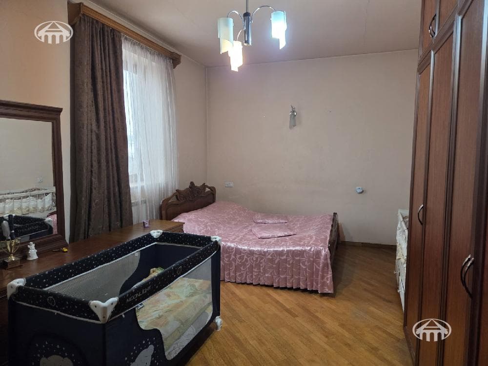 House · 6 rooms · 865 m² · Arabkir