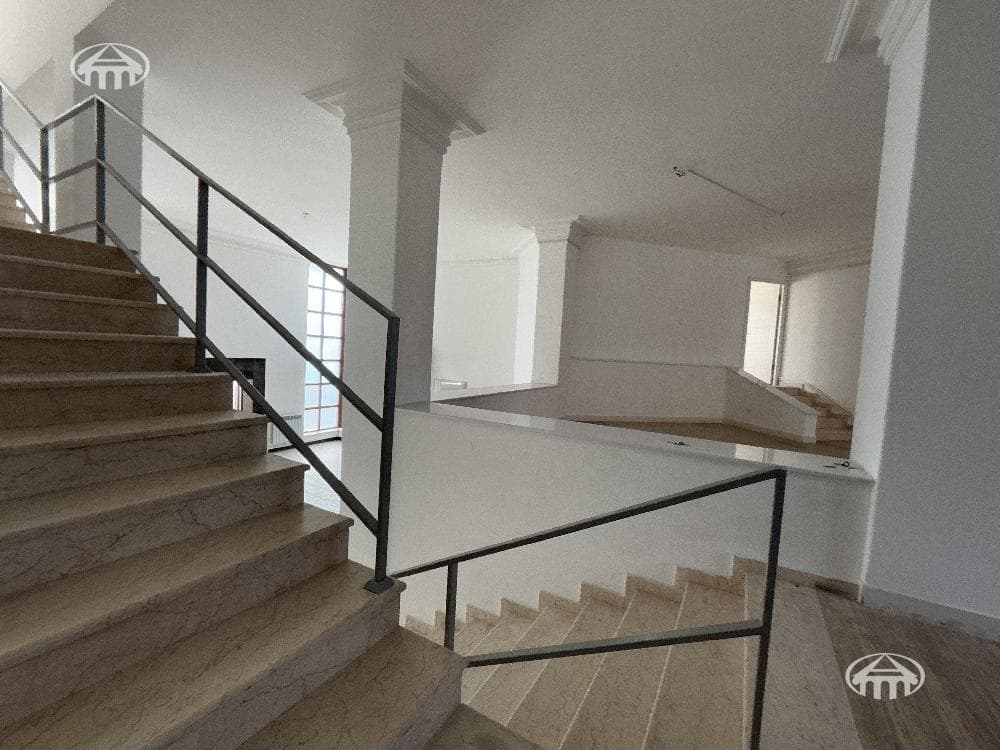 Hotel · 9 rooms · 956 m² · Kentron
