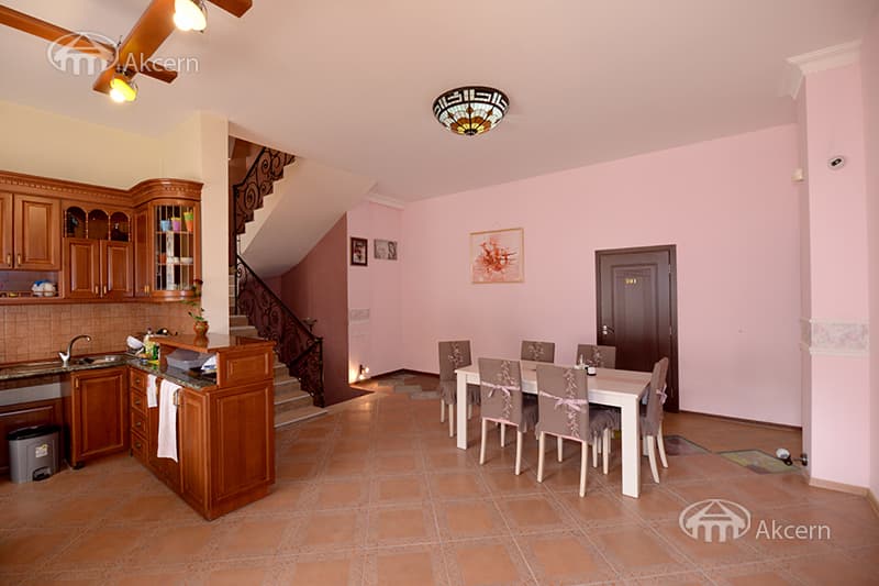 Дом · 5 комн. · 540 м² · Кентрон